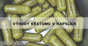 a close-up of greenish-yellow gelatinous kratom capsules in a container, highlighting pohodlná konzumace kratomu