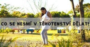 a pregnant woman walking outdoors in a park, wearing a white top and light leggings, highlighting a safe and healthy těhotenský (pregnancy) activity.
