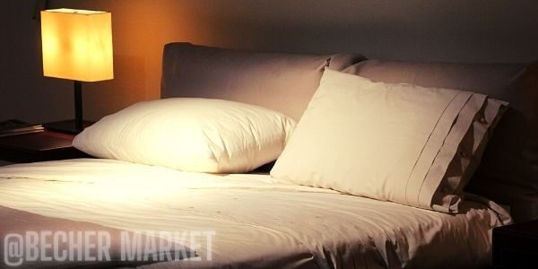 Pokud chcete mít dobré sny, doporučujeme číst náš snář mimo postel a bylo by vhodné si ji řádně uklidit jako na tomto obrázku, kde je čistě uklizená a povlečená postel