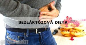 a person adjusting their belt with a stack of lactose-free pancakes topped with berries and syrup, emphasizing bezlaktózová dieta.