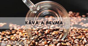 a glass of coffee filled with beans pouring over roasted coffee beans, highlighting natural antioxidants and protizánětlivé látky