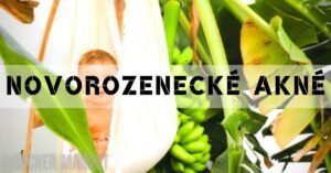 a baby wearing a white colébková čepička with visible skin, framed by large green banana leaves.