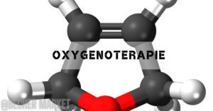 a 3D molecular model of oxygen (O₂) with highlighted red bonds, illustrating oxygen therapy (oxygenoterapie) concept.