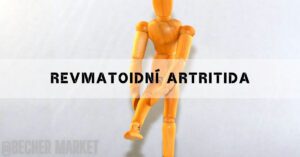 a wooden articulated figure holding its knees, illustrating joint pain and ztuhlost kloubů associated with revmatoidní artritida.