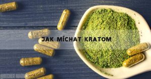 kratom prášek a kapsle na tmavém pozadí, připravené k míchání