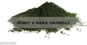 a pile of chlorella powder with text overlay mentioning its effects and risks in Czech