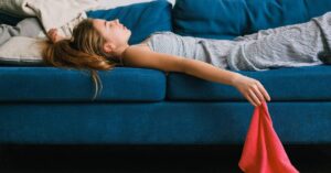 Infekční Mononukleóza [Nemoc z líbání]: Příčiny, Příznaky & Léčba!