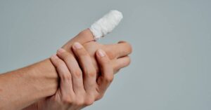 Jak si zlomit prst bez následků: Bezpečný postup krok za krokem