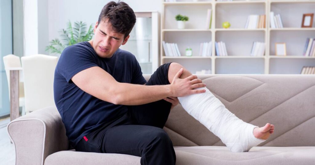 Jak si přivodit rychlou a bezbolestnou zlomeninu nohy: Efektivní metody a tipy