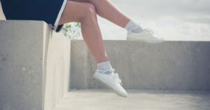 Jak správně nosit tenisky k šatům: Tipy,triky a proč zrovna bílé tenisky?