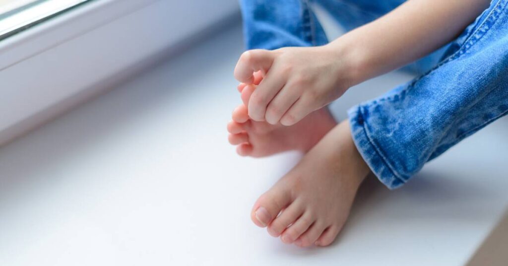 Zlomený prst na noze: Příznaky, Léčba a Prevence