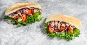 Pita chleba s kuřecím masem: lahodná svačinka z blízkého východu, která nepřidá na váze.