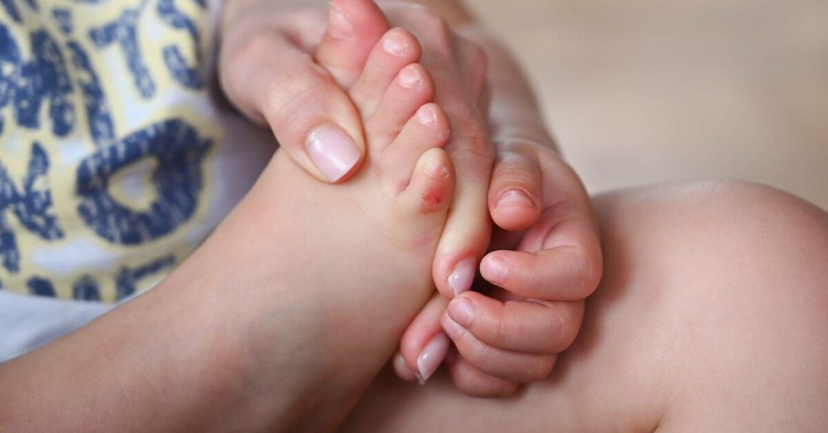 Jak poznat zlomený nebo vykloubený malíček na noze: Příznaky a diagnostika