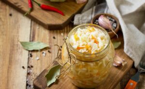 Proč se tvoří bílá plíseň na kysaném zelí: Příčiny a prevence