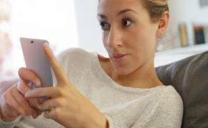 Jak napsat klukovi jako první: 10 Tipů pro Úspěšnou 1. Zprávu