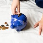 Finanční polštář: Proč ho potřebujete a jak ho začít tvořit i s malým příjmem