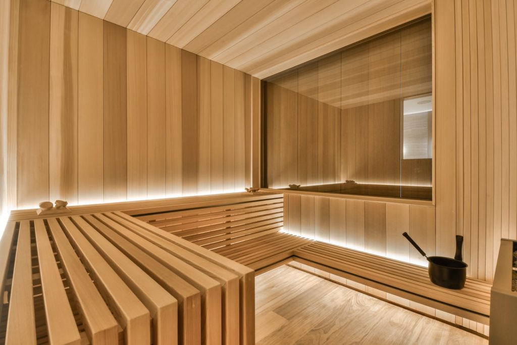 Hubnutí do plavek: Kolik kalorií spálíte ve finské sauně a jak proces urychlit? 2 a sauna with wooden walls and a window 2026 01 07 23 42 37 utc