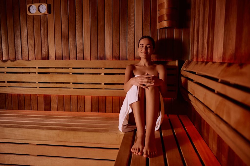 Hubnutí do plavek: Kolik kalorií spálíte ve finské sauně a jak proces urychlit? 1 young beautiful woman enjoying in sauna at the spa 2026 01 07 01 03 35 utc